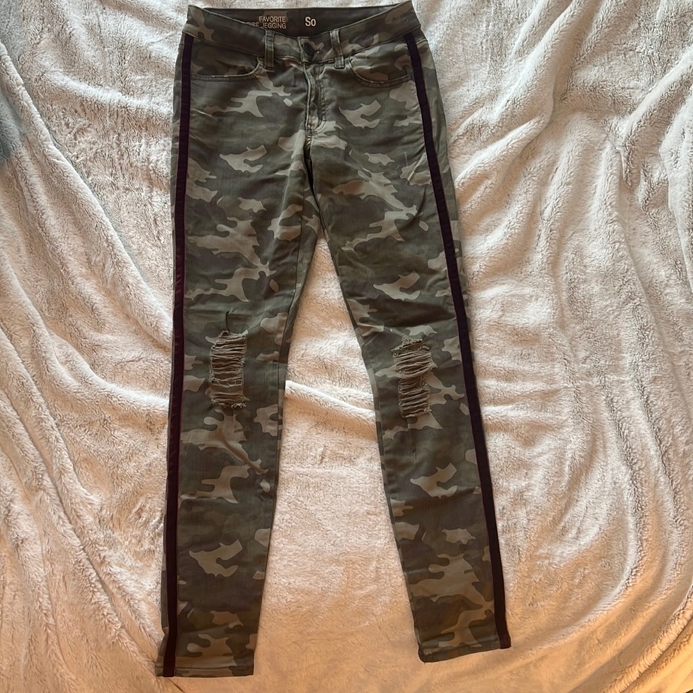 Camo low rise jeggings with velvet strip down sides and rips Junior size 5
